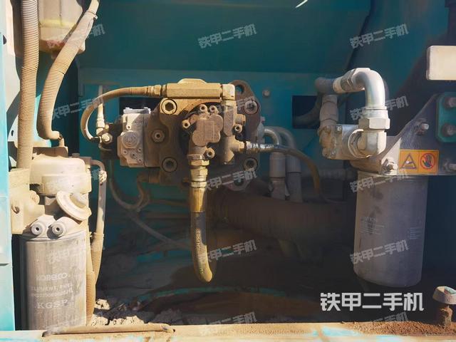 液壓泵艙室正面整體（整機外觀）