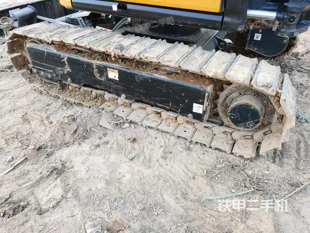 單側(cè)履帶整體(整機外觀) 單側(cè)履帶整體(整機外觀)