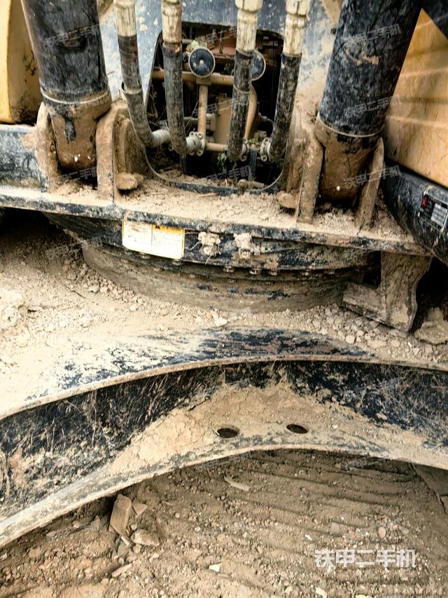 轉(zhuǎn)盤和下車架正前（工作和回轉(zhuǎn)裝置）