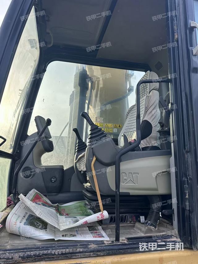 左后方玻璃角標（駕駛室部分）