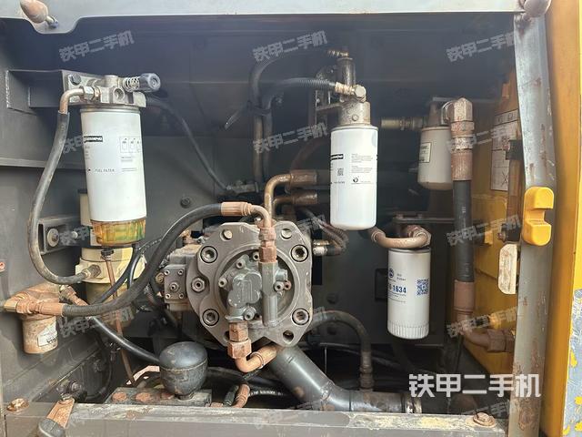液压泵舱室正面整体（整机外观）