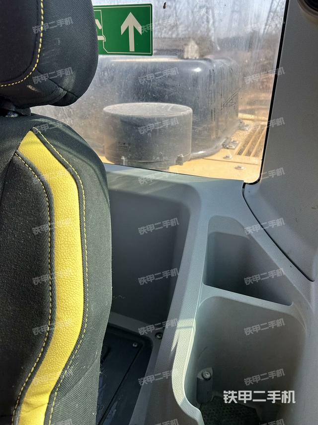 行走控制手柄和踏板?俯拍（駕駛室部分）