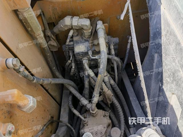 回轉(zhuǎn)馬達(dá)和主控閥(整機(jī)外觀) 回轉(zhuǎn)馬達(dá)和主控閥(整機(jī)外觀)