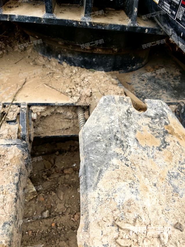 轉(zhuǎn)盤和下車架正前（工作和回轉(zhuǎn)裝置）