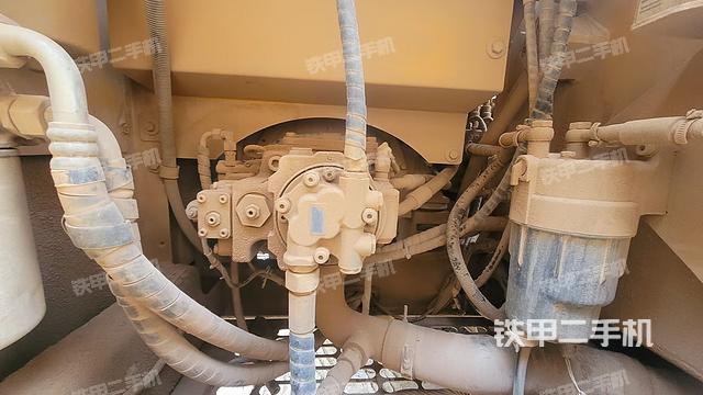 液压泵舱室正面整体（整机外观）