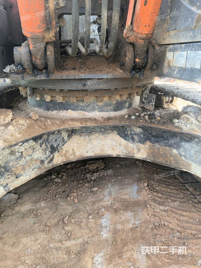 轉(zhuǎn)盤和下車架正前(工作和回轉(zhuǎn)裝置) 轉(zhuǎn)盤和下車架正前(工作和回轉(zhuǎn)裝置)