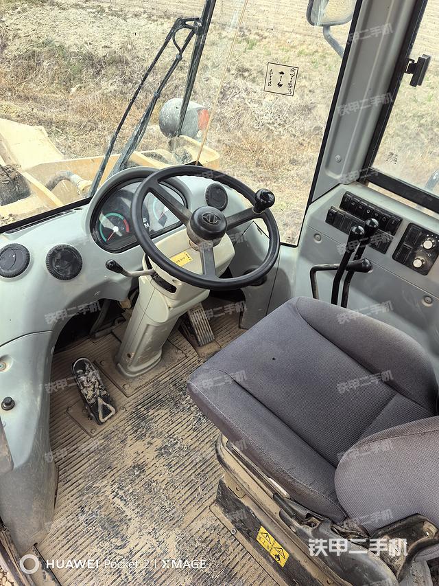 駕駛室工作臺(tái)(整機(jī)外觀及大件) 駕駛室工作臺(tái)(整機(jī)外觀及大件)