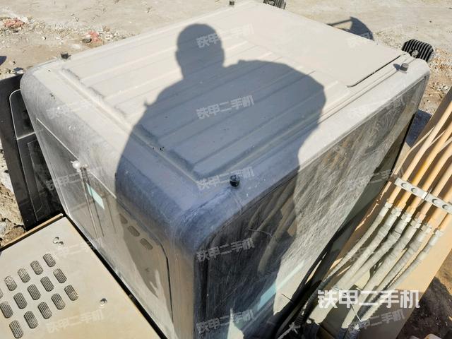 駕駛室頂部(整機(jī)外觀) 駕駛室頂部(整機(jī)外觀)