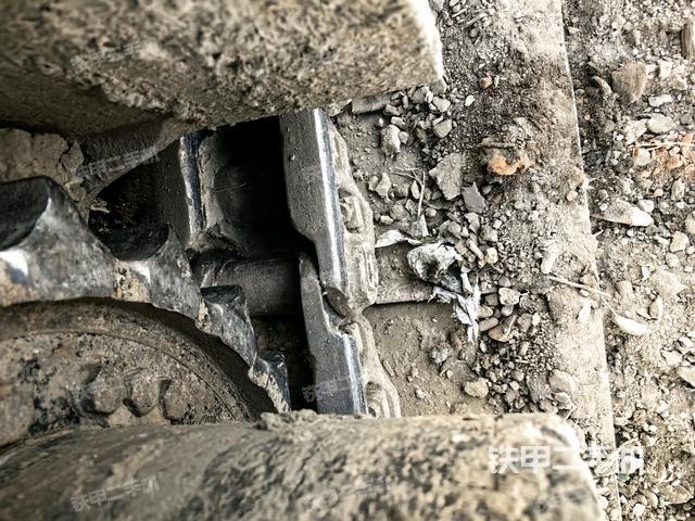 右驅(qū)動輪（行走機構(gòu)）