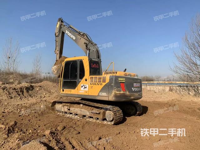 駕駛室頂部(整機(jī)外觀) 駕駛室頂部(整機(jī)外觀)