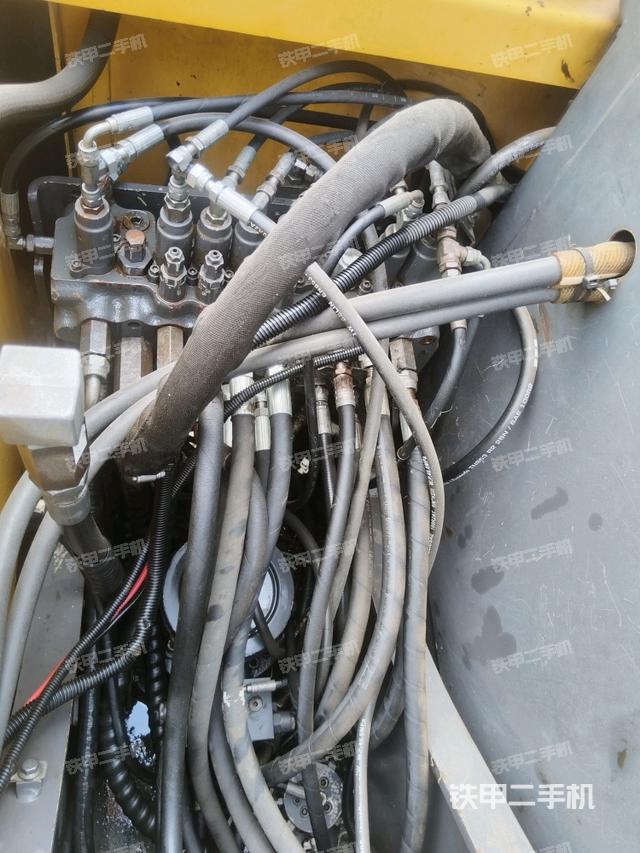 回轉(zhuǎn)馬達(dá)和主控閥（整機(jī)外觀）