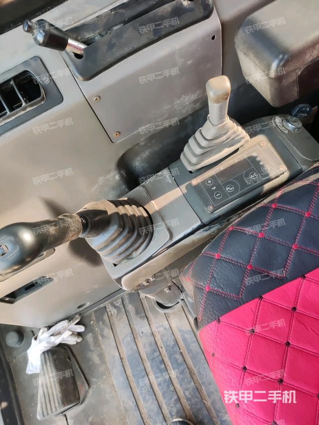 座椅右側(cè)控制臺(tái)/鑰匙門/油門/含右手柄（駕駛室部分）