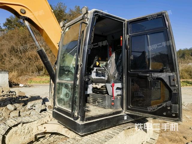 駕駛室整體(整機(jī)外觀) 駕駛室整體(整機(jī)外觀)