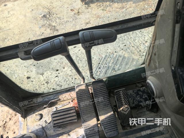 行走控制手柄和踏板?俯拍（駕駛室部分）