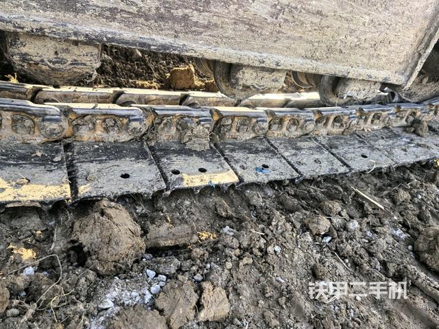 單側(cè)履帶整體(整機(jī)外觀) 單側(cè)履帶整體(整機(jī)外觀)