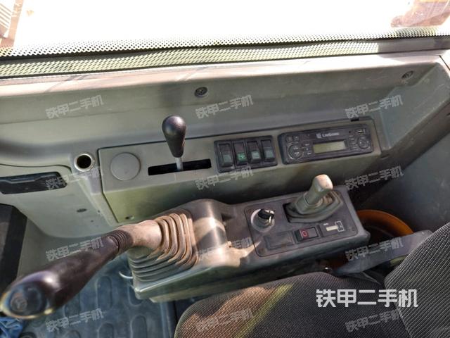 座椅右側(cè)控制臺(tái)/鑰匙門(mén)/油門(mén)/含右手柄(駕駛室部分) 座椅右側(cè)控制臺(tái)/鑰匙門(mén)/油門(mén)/含右手柄(駕駛室部分)