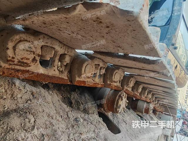 單側(cè)履帶整體(整機(jī)外觀) 單側(cè)履帶整體(整機(jī)外觀)