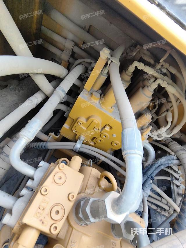 回轉(zhuǎn)馬達和主控閥(整機外觀) 回轉(zhuǎn)馬達和主控閥(整機外觀)