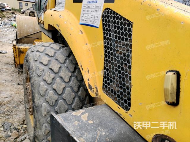 前輪右側(cè)減震塊連接及部件（壓路機(jī)前后車架）