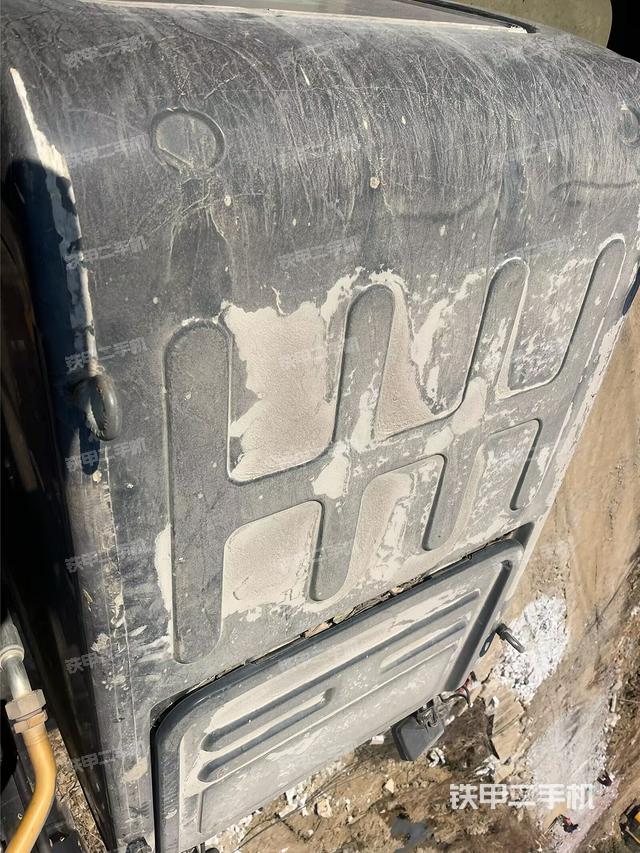 駕駛室頂部(整機(jī)外觀) 駕駛室頂部(整機(jī)外觀)