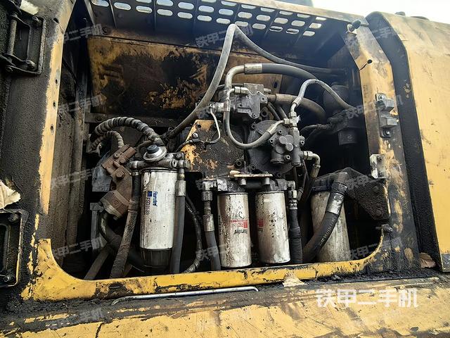 液壓泵艙室正面整體(整機(jī)外觀) 液壓泵艙室正面整體(整機(jī)外觀)