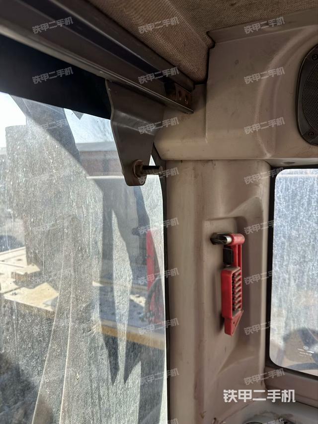 駕駛室整體(整機(jī)外觀) 駕駛室整體(整機(jī)外觀)