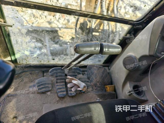 行走控制手柄和踏板?俯拍（駕駛室部分）