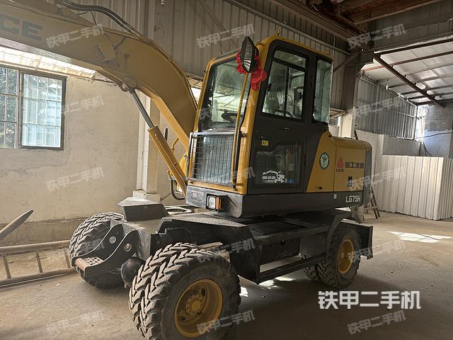 駕駛室頂部(整機(jī)外觀) 駕駛室頂部(整機(jī)外觀)
