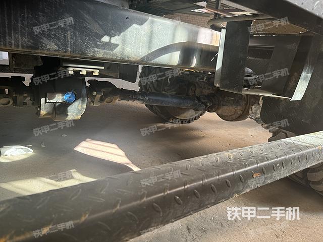 單側(cè)履帶整體(整機(jī)外觀) 單側(cè)履帶整體(整機(jī)外觀)