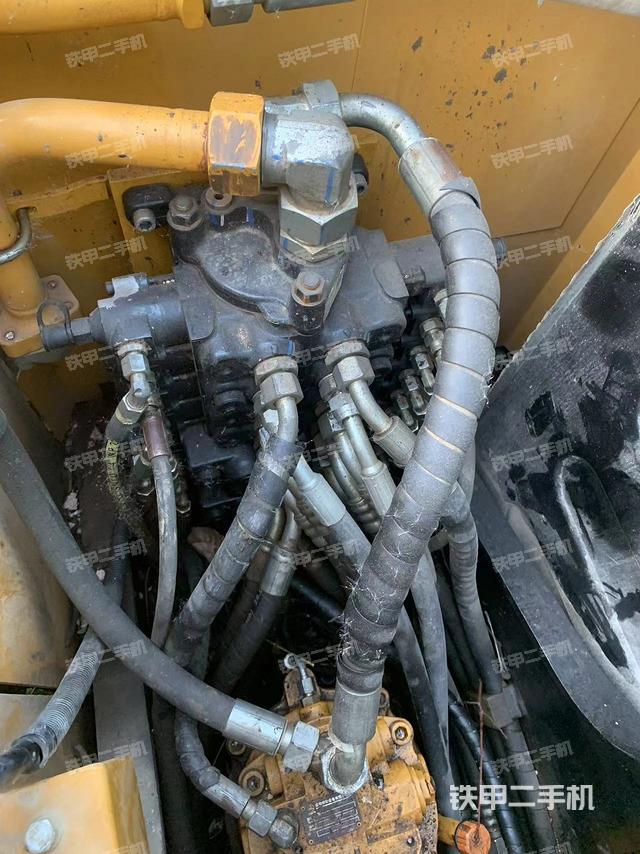 回轉(zhuǎn)馬達(dá)和主控閥(整機(jī)外觀) 回轉(zhuǎn)馬達(dá)和主控閥(整機(jī)外觀)