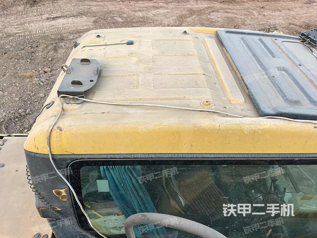 駕駛室頂部(整機(jī)外觀) 駕駛室頂部(整機(jī)外觀)