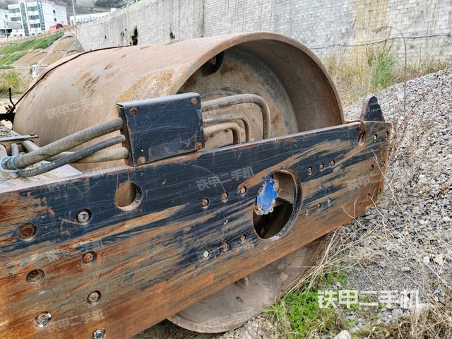 前車架正左側(cè)（壓路機前后車架）