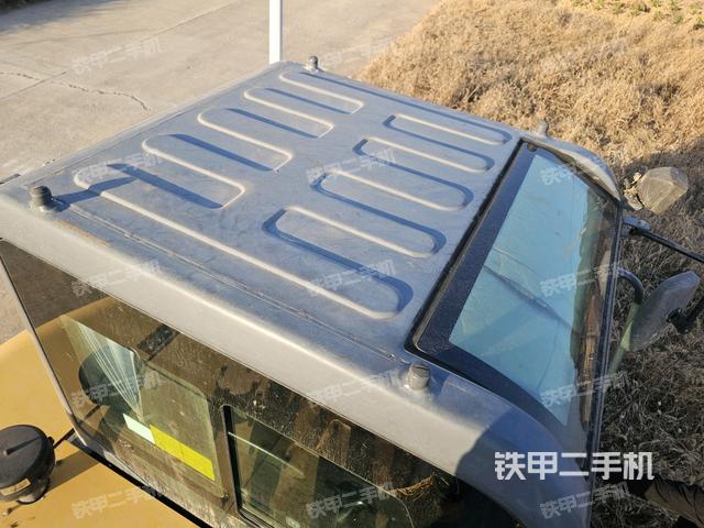 駕駛室頂部(整機(jī)外觀) 駕駛室頂部(整機(jī)外觀)