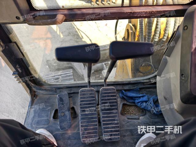 行走控制手柄和踏板?俯拍(駕駛室部分) 行走控制手柄和踏板?俯拍(駕駛室部分)