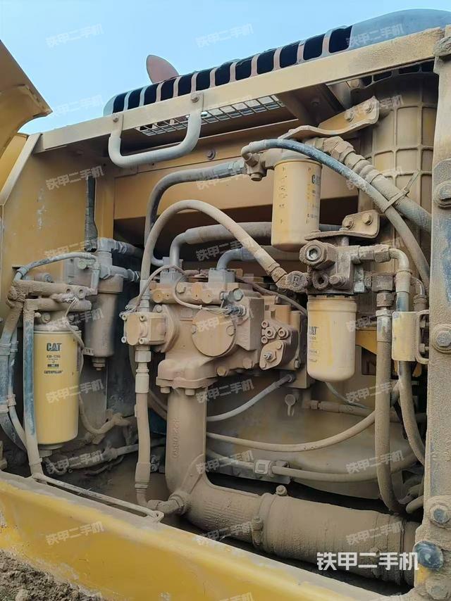 液壓泵艙室正面整體(整機外觀) 液壓泵艙室正面整體(整機外觀)