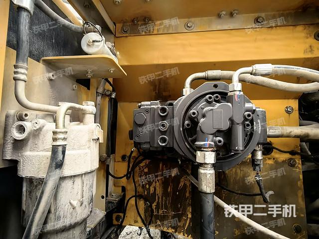 液壓泵艙室正面整體(整機外觀) 液壓泵艙室正面整體(整機外觀)