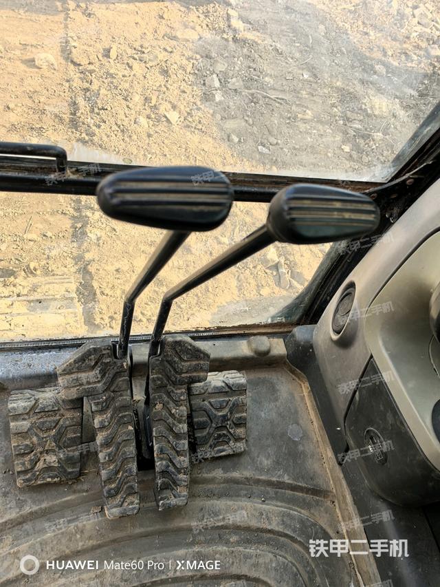 行走控制手柄和踏板?俯拍（駕駛室部分）