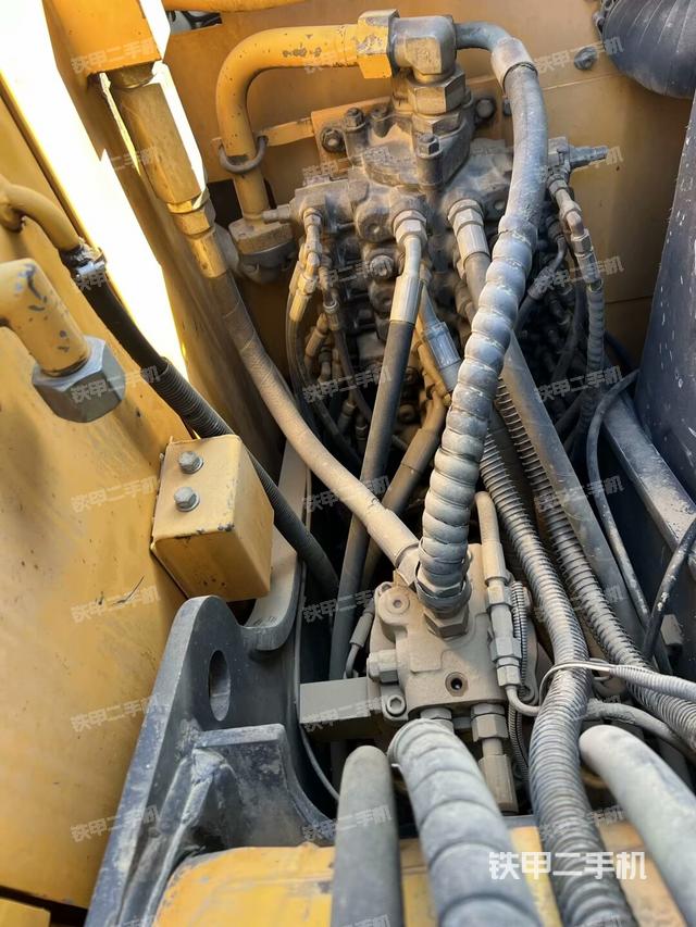 回轉馬達和主控閥（整機外觀）