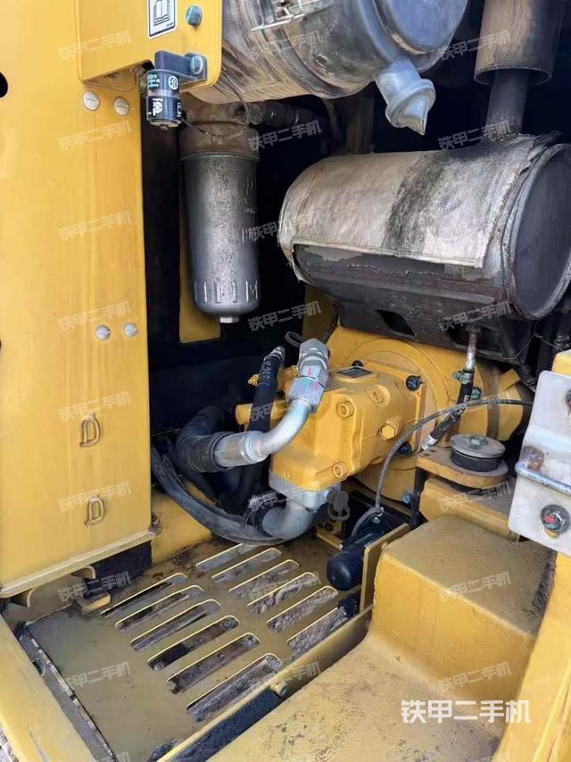 液壓泵艙室正面整體(整機(jī)外觀) 液壓泵艙室正面整體(整機(jī)外觀)