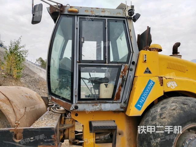 右側(cè)正面照（壓路機駕駛室）