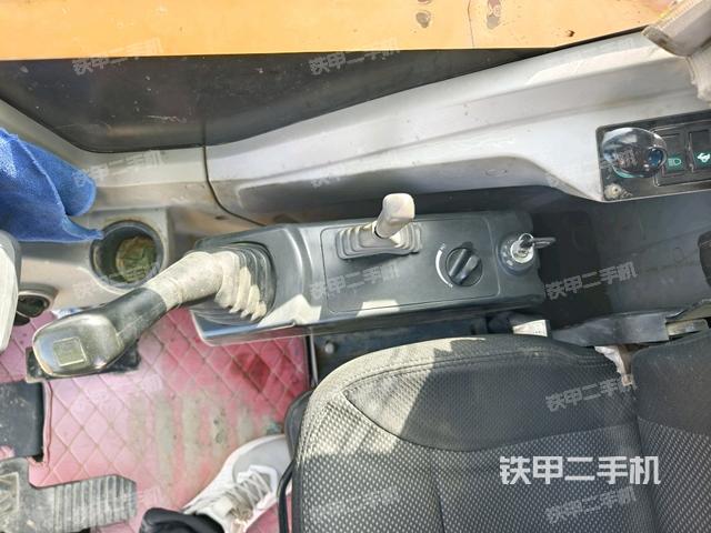 座椅右側(cè)控制臺(tái)/鑰匙門(mén)/油門(mén)/含右手柄(駕駛室部分) 座椅右側(cè)控制臺(tái)/鑰匙門(mén)/油門(mén)/含右手柄(駕駛室部分)