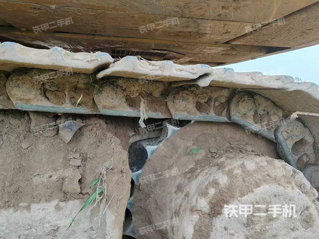 單側(cè)履帶整體(整機外觀) 單側(cè)履帶整體(整機外觀)