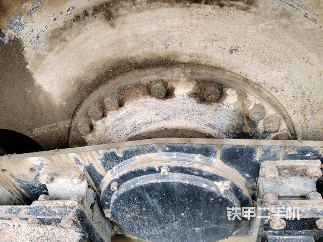 后輪右側(cè)全景（壓路機前后車架）