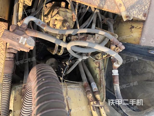 回轉(zhuǎn)馬達(dá)和主控閥（整機(jī)外觀）