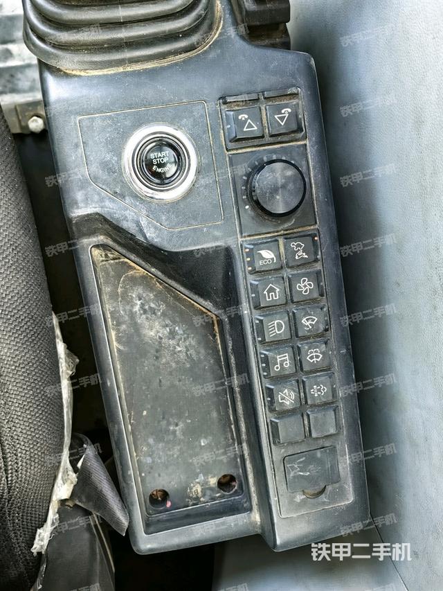 座椅右側(cè)控制臺(tái)/鑰匙門/油門/含右手柄（駕駛室部分）