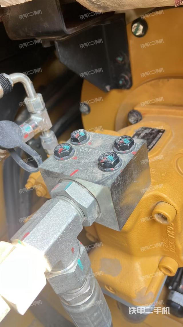 液压泵舱室正面整体（整机外观）