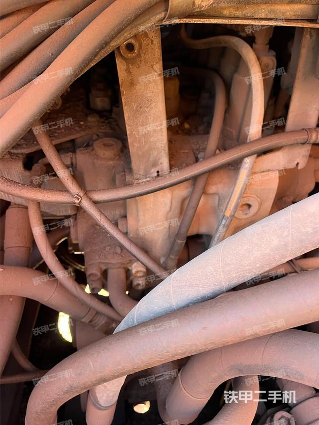 回轉(zhuǎn)馬達(dá)和主控閥（整機(jī)外觀）