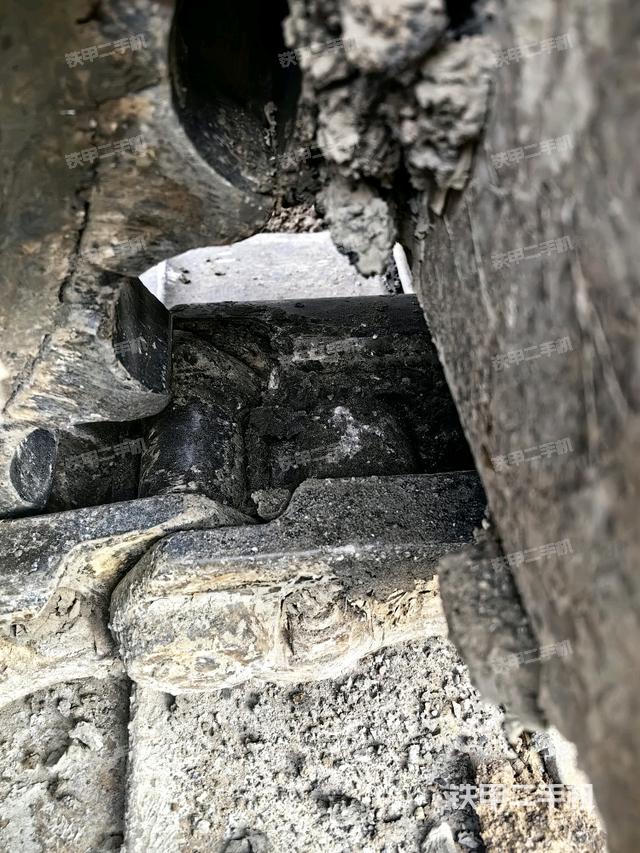 左驅(qū)動輪（行走機構(gòu)）