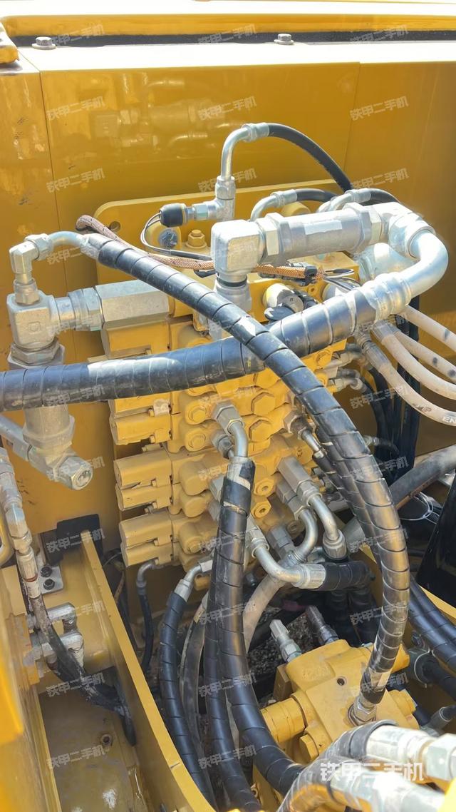 回转马达和主控阀（整机外观）