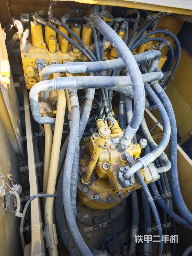 回轉(zhuǎn)馬達(dá)和主控閥（整機(jī)外觀）